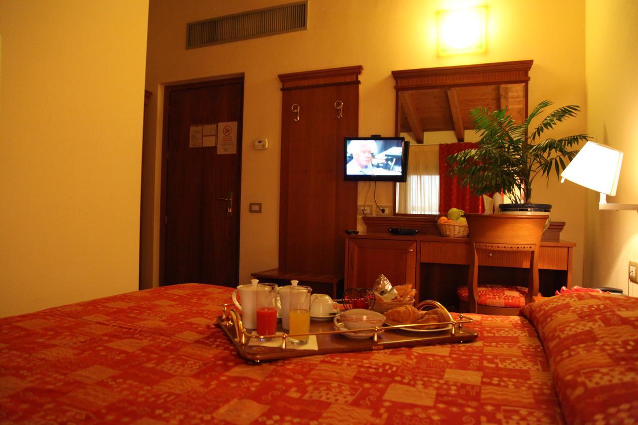 Hotel Il Borghetto Bariano Esterno foto